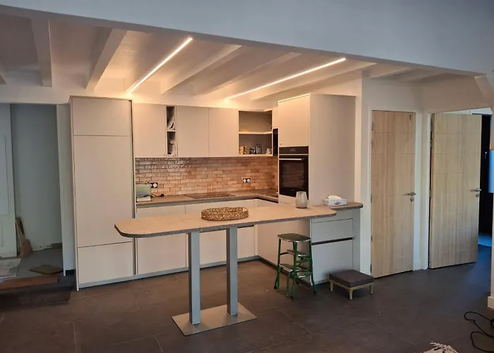 Michel Escalus Nyaraló *